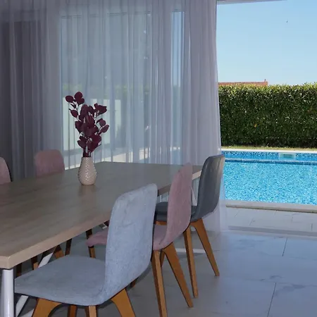 Luxury Tina With Private Heated Pool 빌라