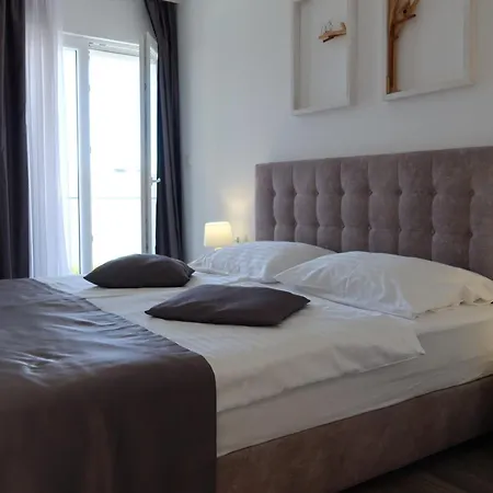 Luxury Tina With Private Heated Pool